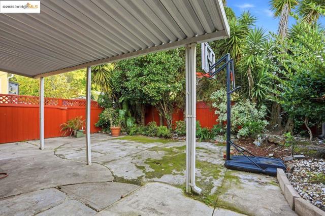 4116 Kentwood Ct, Oakland CA: https://media.crmls.org/mediaz/02ec5af3-92e3-48f0-aa4b-7a307e5a1017.jpg