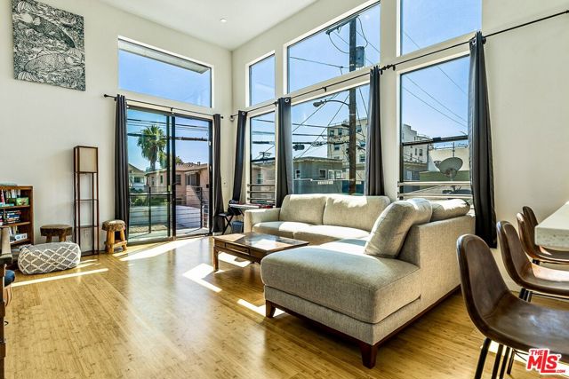 28 Ozone Avenue, Venice CA: https://media.crmls.org/mediaz/02ec920a-c6fc-4176-9f09-ad468074c725.jpg