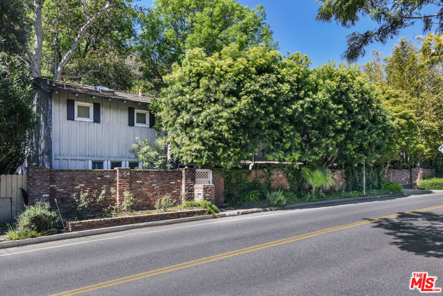 2037 Benedict Canyon Drive photo 2