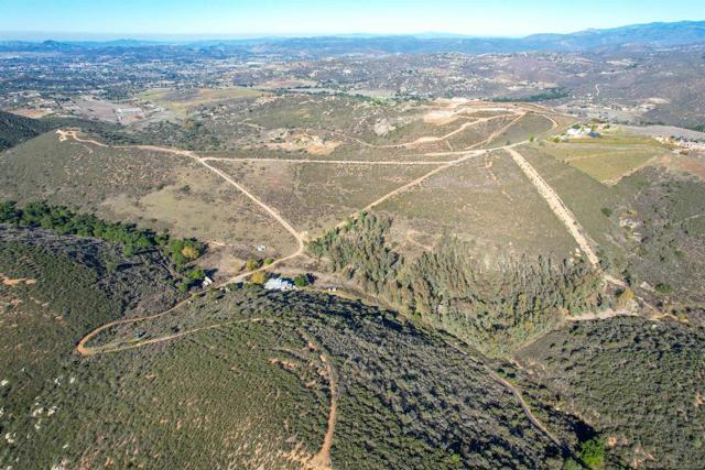 18408 Sweet Ln, Ramona CA: https://media.crmls.org/mediaz/02ece439-1713-4b30-b87c-88ce703e18a3.jpg