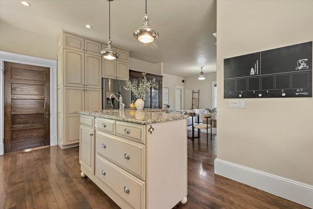 302 Los Gatos Boulevard, Los Gatos CA: https://media.crmls.org/mediaz/02edcb5e-8702-4f7c-8969-c39cb56e1e78.jpg