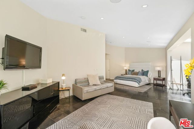 2625 Mar Lu Drive, Los Angeles CA: https://media.crmls.org/mediaz/02ef5e4c-3412-446d-9bf3-99d29a6c116c.jpg