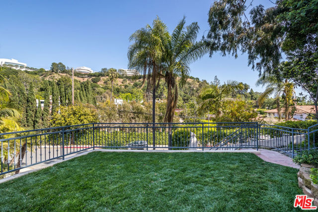 941 N Norman Place, Los Angeles CA: https://media.crmls.org/mediaz/02efef95-8285-4f5e-9a9f-bc4093cba566.jpg