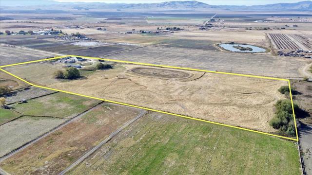 1204 Shore Road, Hollister CA: https://media.crmls.org/mediaz/02eff936-6447-4630-b283-059c420e3a76.jpg