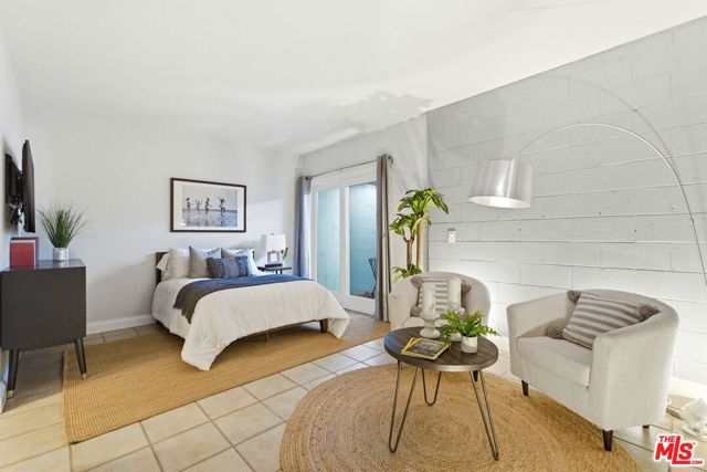 1013 16th Street, Santa Monica CA: https://media.crmls.org/mediaz/02f09619-225f-4f27-afc4-1cbc70107df0.jpg