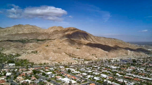 48320 Beverly Drive, Palm Desert CA: https://media.crmls.org/mediaz/02f0eb7b-b6a9-49c6-9e16-d1c86e21b7cd.jpg