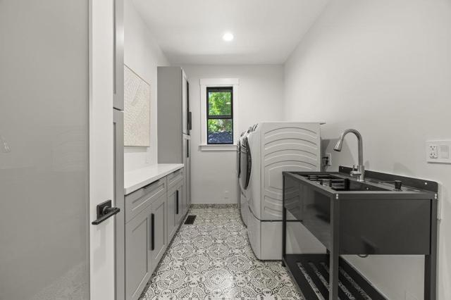 1095 Macadamia Drive, Hillsborough CA: https://media.crmls.org/mediaz/02f196aa-1968-45ca-b613-1eb07ea8dc43.jpg