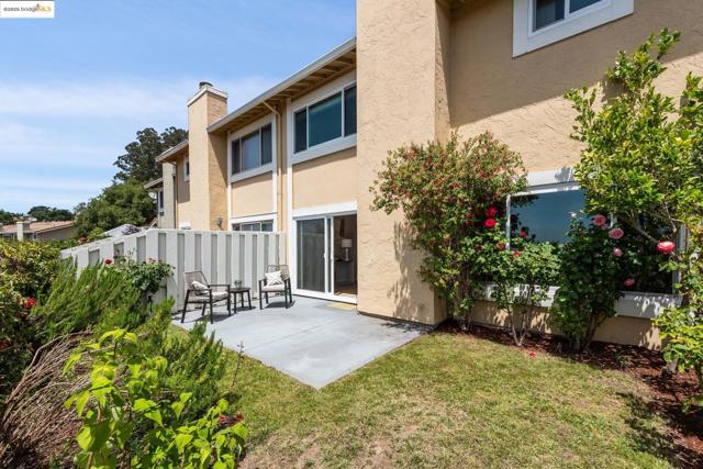 93 Thousand Oaks St, Oakland CA: https://media.crmls.org/mediaz/02f20de5-8e16-4edf-a330-e72ac988dd65.jpg