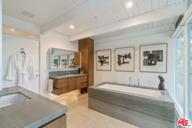 2179 Mandeville Canyon Road, Los Angeles CA: https://media.crmls.org/mediaz/02f235c0-680d-4047-85fd-65447d8dae50.jpg