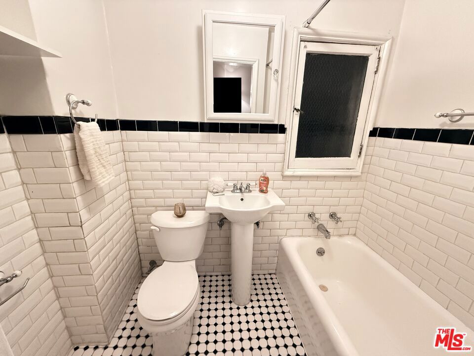 https://media.crmls.org/mediaz/02f25352-47eb-45e2-8d71-36e519e4c741.jpg?preset=X-Large