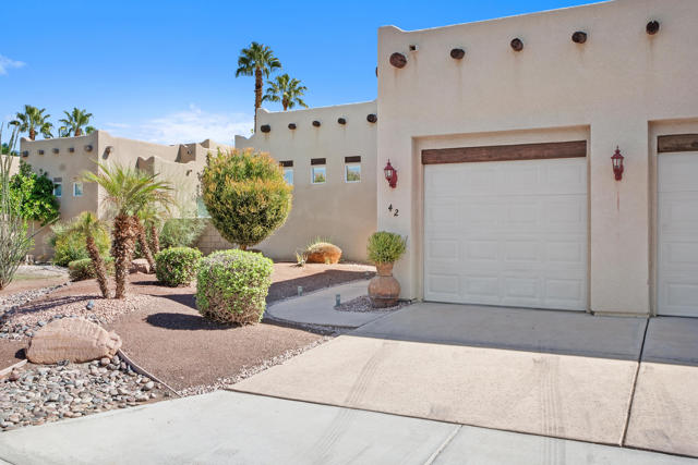 42 Marricopa Court, Palm Desert CA: https://media.crmls.org/mediaz/02f26568-ac9f-4ae5-aa7a-cbe08b3dccf1.jpg
