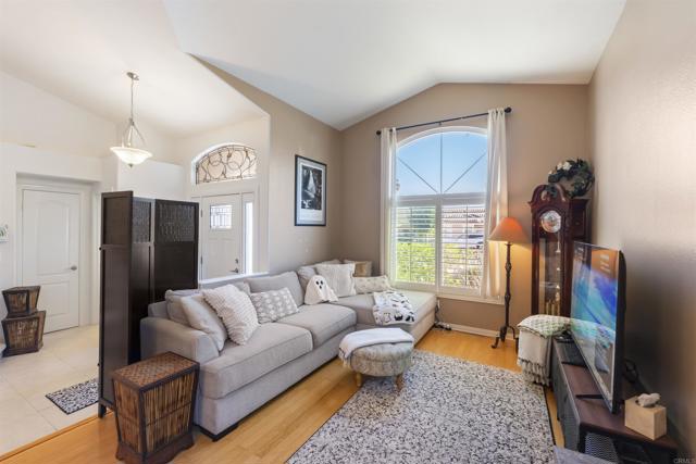 Detail Gallery Image 7 of 46 For 633 Cantara Ln, Vista,  CA 92081 - 3 Beds | 2/1 Baths