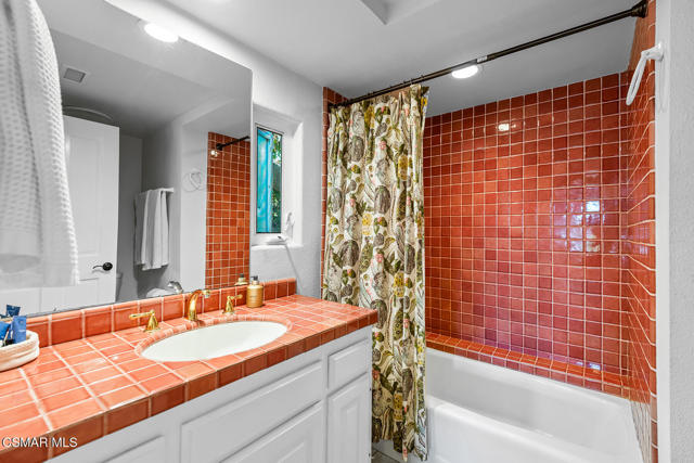 4498 Rayburn Street, Westlake Village CA: https://media.crmls.org/mediaz/02f4df97-4a58-4256-9b43-1be851458e09.jpg