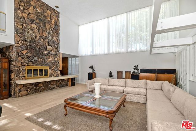 6505 S Halm Avenue, Los Angeles CA: https://media.crmls.org/mediaz/02f5f24b-0678-45cd-9ad1-2e45151bbed7.jpg
