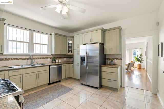 2005 36th Avenue, Oakland CA: https://media.crmls.org/mediaz/02f63bff-2880-47da-8bcb-e77edcf51d9b.jpg