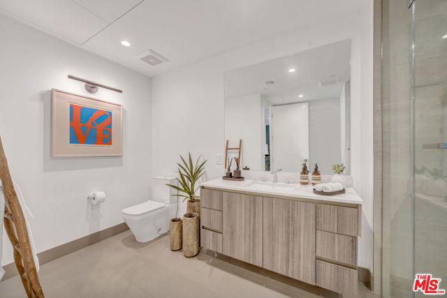 724 N Croft Avenue, Los Angeles CA: https://media.crmls.org/mediaz/02f65276-0916-44f7-bd91-a4481bee21a6.jpg