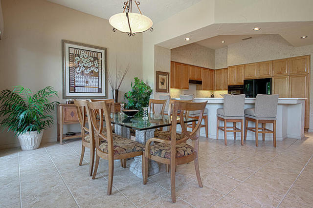 379 Tomahawk Drive, Palm Desert CA: https://media.crmls.org/mediaz/02f673e3-8bdb-4191-b58a-827225b6f36c.jpg