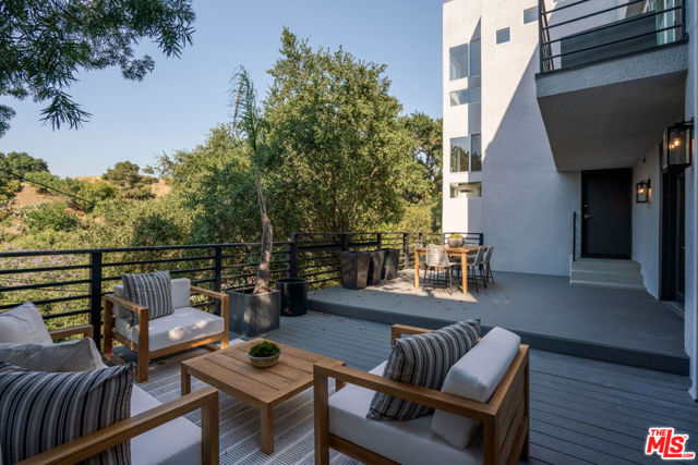 7209 Sunnydip Trail, Los Angeles CA: https://media.crmls.org/mediaz/02f6787b-e620-46c0-bdac-b0b816b05c1e.jpg