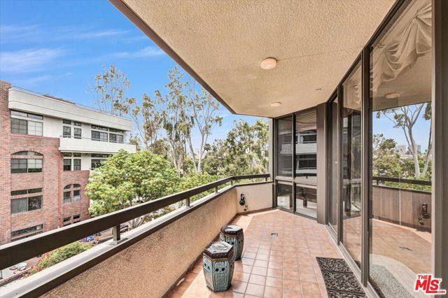 300 N Swall Drive, Beverly Hills CA: https://media.crmls.org/mediaz/02f742ae-039d-47ca-814e-882ea7e3f044.jpg