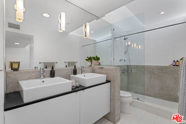 333 S Wilton Place, Los Angeles CA: https://media.crmls.org/mediaz/02f8b9e5-3162-40e4-9dd9-51bde3c6de08.jpg