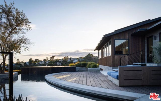 2532 Canyon Oak Dr, Los Angeles CA: https://media.crmls.org/mediaz/02f93009-678d-4dca-9271-04d936999b74.jpg