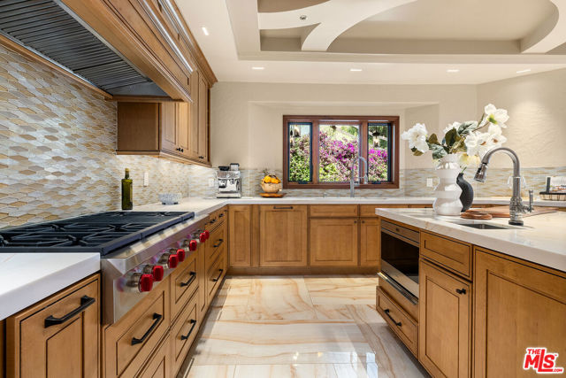 2468 Coldwater Canyon Drive, Beverly Hills CA: https://media.crmls.org/mediaz/02f96081-988d-4084-b234-b8b6fda500bb.jpg