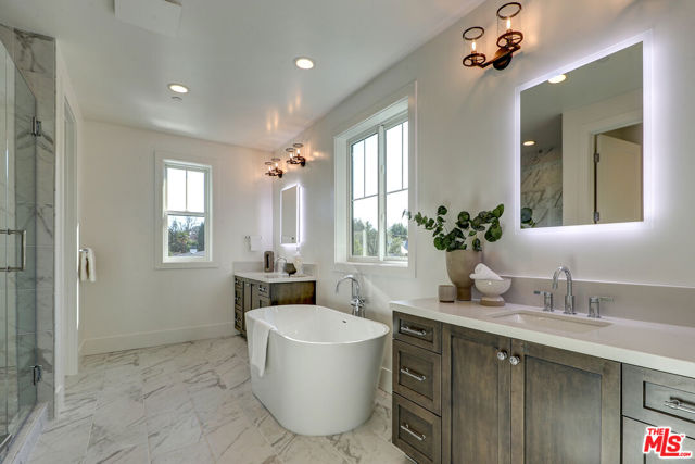 11729 Hartsook Street, Valley Village CA: https://media.crmls.org/mediaz/02f9a3e8-6d4f-4c94-85d9-19ca2b709f1a.jpg