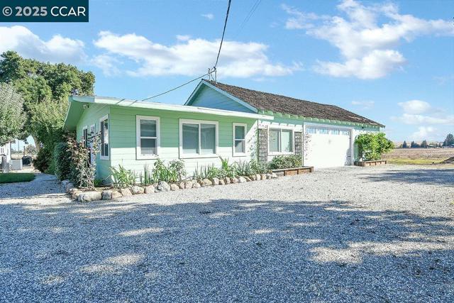 2280 Concord Ave, Brentwood CA: https://media.crmls.org/mediaz/02fa83e4-1992-4010-a5f6-6d2fac6237b0.jpg