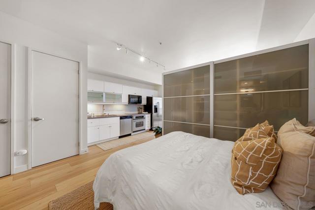 350 W Ash St, San Diego CA: https://media.crmls.org/mediaz/02fb1d86-25bb-4d65-8c18-3632fdd5e6b8.jpg