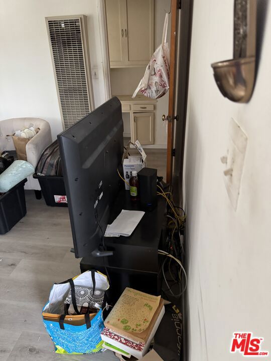 231 California Avenue, Santa Monica CA: https://media.crmls.org/mediaz/02fba4f5-43d9-4e16-a2b2-70a4c85666ef.jpg