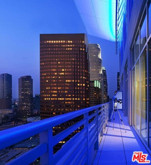 717 W Olympic Boulevard, Los Angeles CA: https://media.crmls.org/mediaz/02fc5f66-9f06-4c87-82a3-fbb920249e1e.jpg