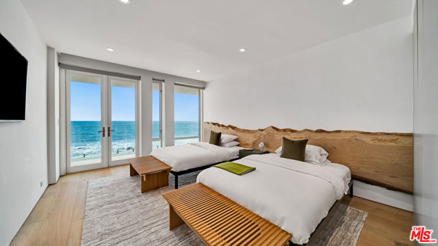 24572 Malibu Road, Malibu CA: https://media.crmls.org/mediaz/02fd3e08-7806-448f-bec2-70fe5dcc7168.jpg