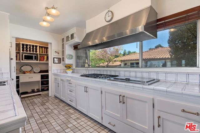 13490 Firth Drive, Beverly Hills CA: https://media.crmls.org/mediaz/02fd514b-46b5-499f-ac1e-1043da2da662.jpg