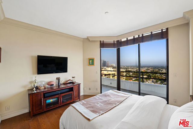 10601 Wilshire Boulevard, Los Angeles CA: https://media.crmls.org/mediaz/02fd8d64-2c9d-4cd7-ab73-8b79aae2bf14.jpg
