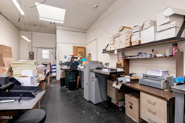 426 W Arbor Vitae Street, Inglewood CA: https://media.crmls.org/mediaz/02fe1f3c-3fd2-4d86-a0f2-9d173f193458.jpg