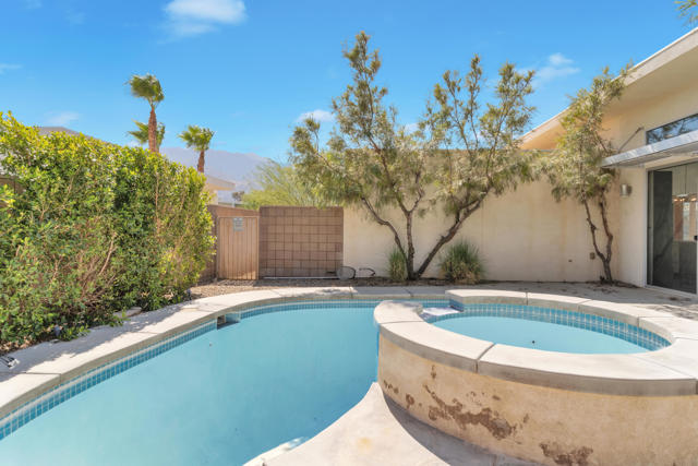 2703 Alexander Club Drive, Palm Springs CA: https://media.crmls.org/mediaz/02fe8bf6-5122-4e29-93f0-176881d67da5.jpg