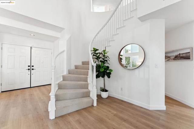 102 Waterview Dr, Richmond CA: https://media.crmls.org/mediaz/02feeaaf-af75-446a-a5be-7fff8a4d01f4.jpg