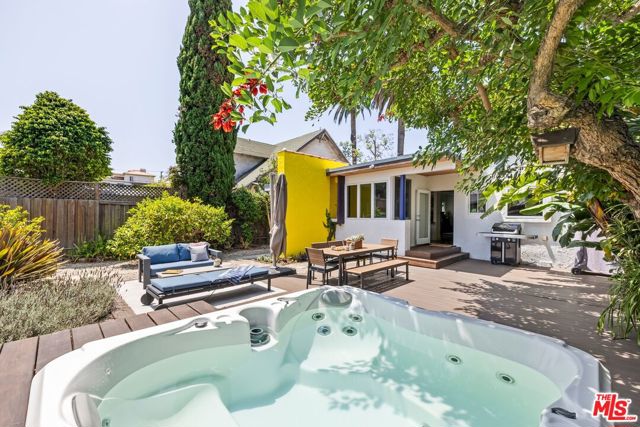 2310 Glencoe Avenue, Venice CA: https://media.crmls.org/mediaz/03007356-e8cd-4f31-b2e7-25044534721e.jpg