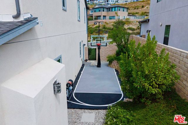 21316 Poema Place, Chatsworth CA: https://media.crmls.org/mediaz/0301213c-aeef-4612-a868-b23e2620a5d7.jpg