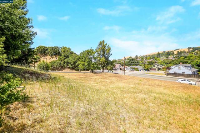 3300 Pinole Valley Rd, Pinole CA: https://media.crmls.org/mediaz/03015d54-520e-479a-ae55-91cb9e7bb592.jpg