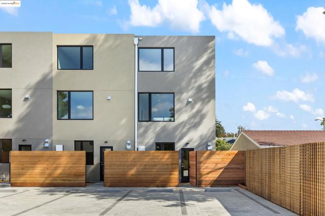 4031 Park Blvd, Oakland CA: https://media.crmls.org/mediaz/030245f4-36e7-449c-8a67-1f5c453e26a5.jpg