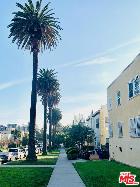 1833 N NORMANDIE Avenue, Los Angeles CA: https://media.crmls.org/mediaz/0302e12f-57ce-4734-8fd0-33326de8219f.jpg