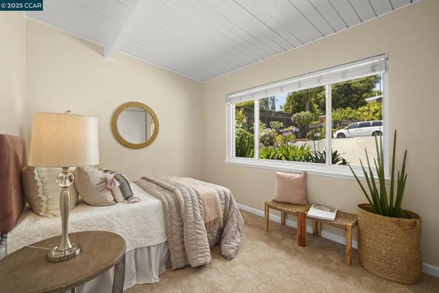 2835 Stephen Dr, Richmond CA: https://media.crmls.org/mediaz/030359d4-a9da-4447-bf9e-a0f9164664fb.jpg