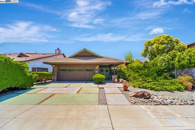 31865 Chicoine Ave, Hayward CA: https://media.crmls.org/mediaz/030513ae-a806-4818-a33a-c8ecb4060d29.jpg