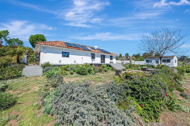1761 Winterwarm Dr, Fallbrook CA: https://media.crmls.org/mediaz/03052e79-ec9b-45a3-8ca0-b49c4dc9f1cb.jpg