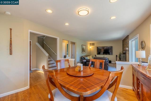 6082 Slopeview Ct, Castro Valley CA: https://media.crmls.org/mediaz/03053eaa-b5ea-45df-a1fa-0d0e6dfc61c5.jpg