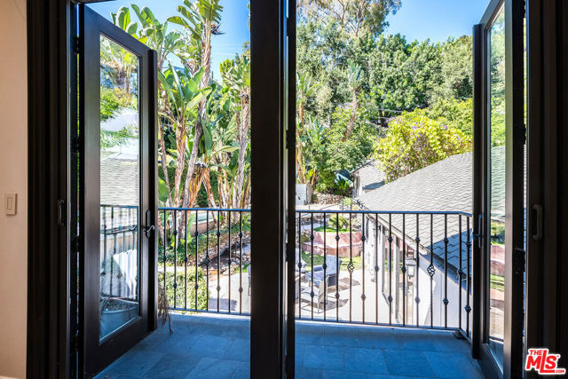 1600 Benedict Canyon Drive, Beverly Hills CA: https://media.crmls.org/mediaz/030601a2-c930-4ebf-901d-2bf9d462f79f.jpg