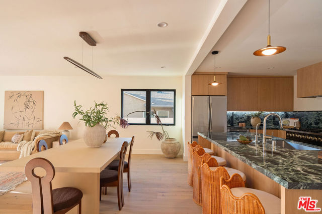 3820 S Burnside Avenue, Los Angeles CA: https://media.crmls.org/mediaz/03066dfa-4861-4673-9e6a-0e31761de32a.jpg
