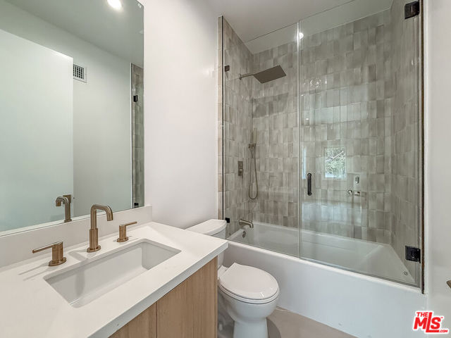 150 N Arnaz Drive, Beverly Hills CA: https://media.crmls.org/mediaz/03071ca4-b73c-431a-af98-efeba969b88d.jpg