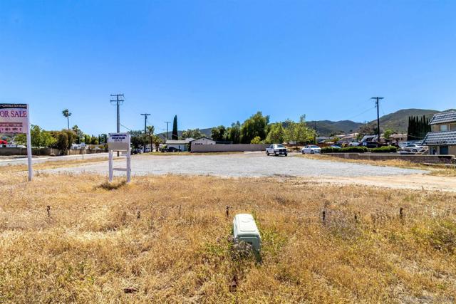 8069 Mission George, Santee CA: https://media.crmls.org/mediaz/030767b5-a670-4065-844b-4106d6d6b684.jpg